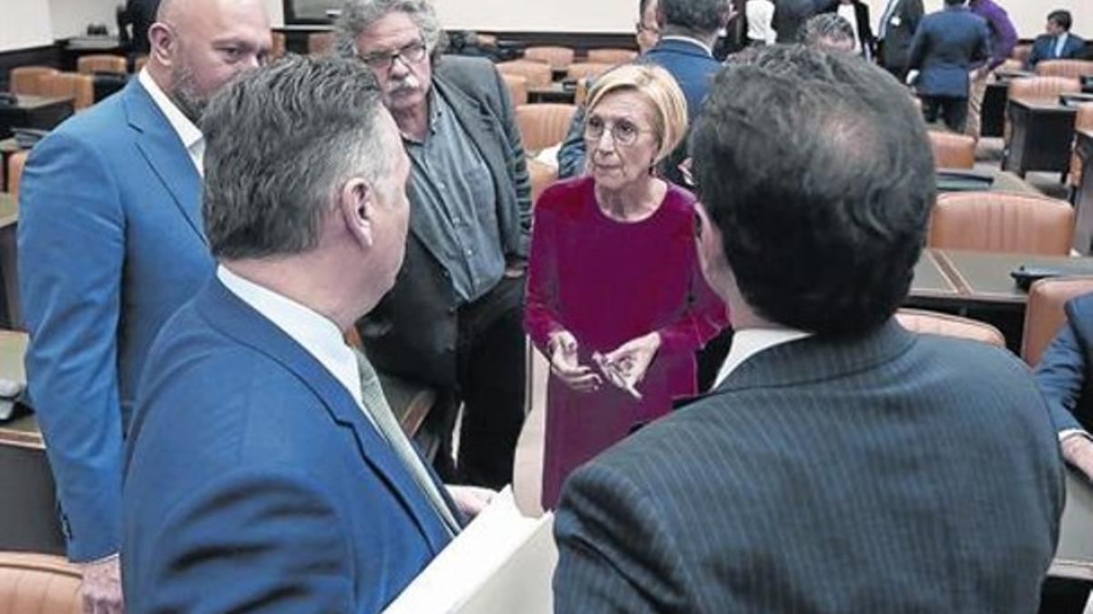 El diputado republicano Joan Tardà (con bigote) y su colega de UPyD Rosa Díez, en la comisión de Justicia, ayer.