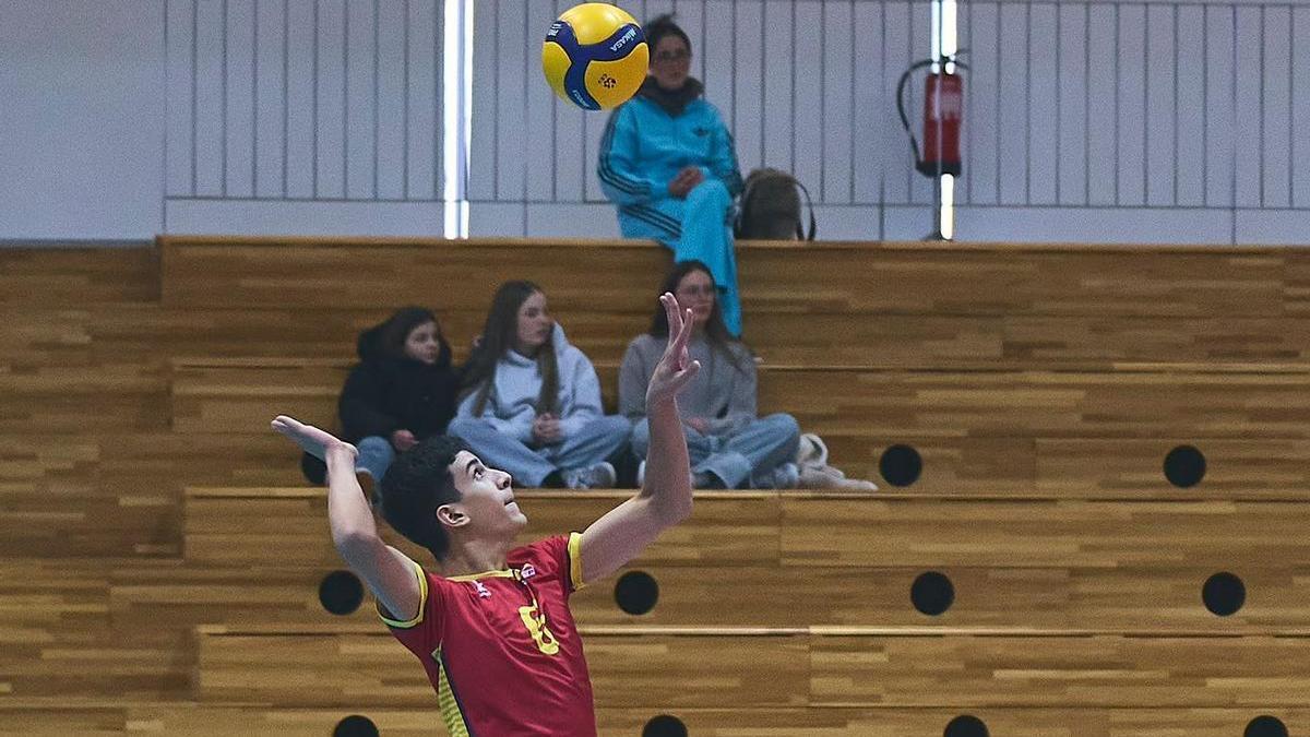 Alejandro Hernández rematando con la selección española U18