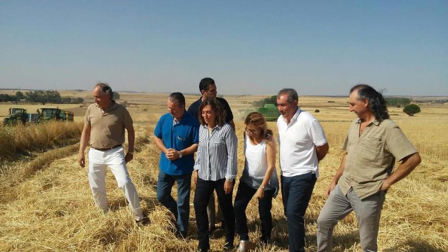 Milagros Marcos, Mayte Martín Pozo y Alberto Castro junto a los sindicatos en la visita a San Marcial.