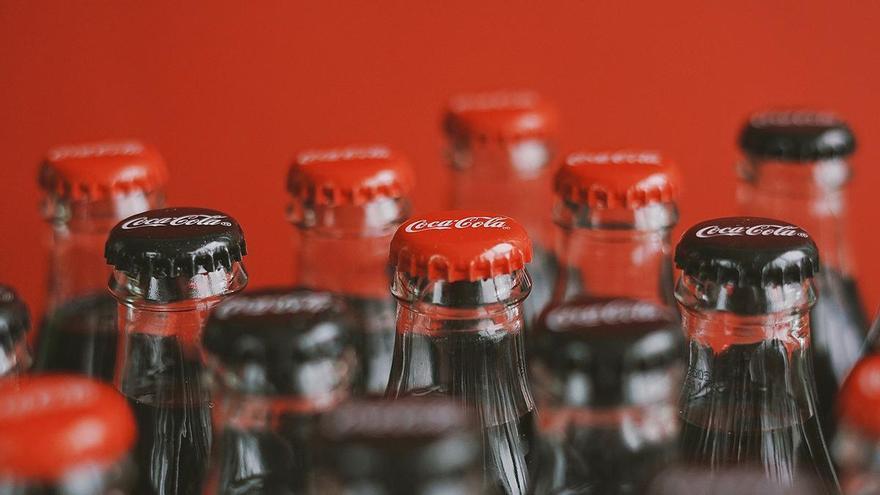 El motivo por el que la gente arroja un chorro de coca cola en el fregadero: el secreto simple pero efectivo que cada vez hace más gente