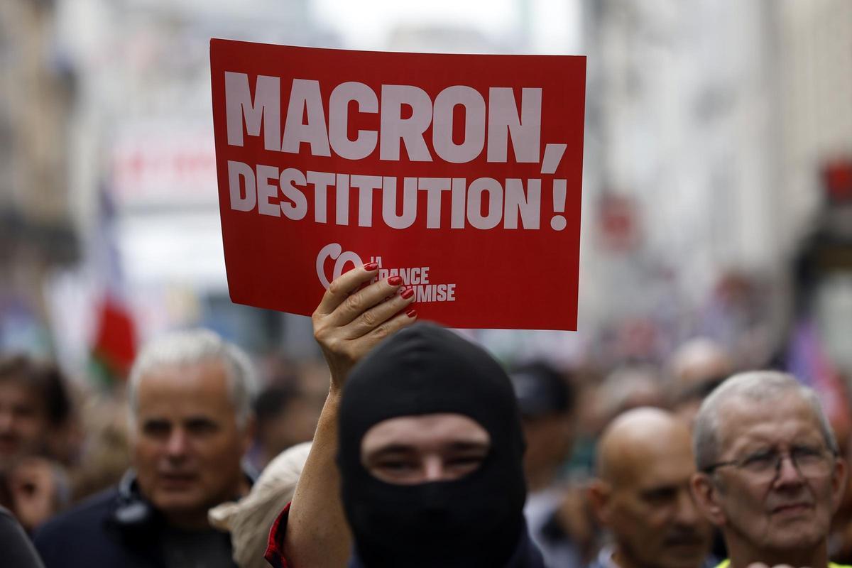 Miles de manifestantes de izquierda en Francia contra Macron por el nombramiento de un primer ministro de derechas