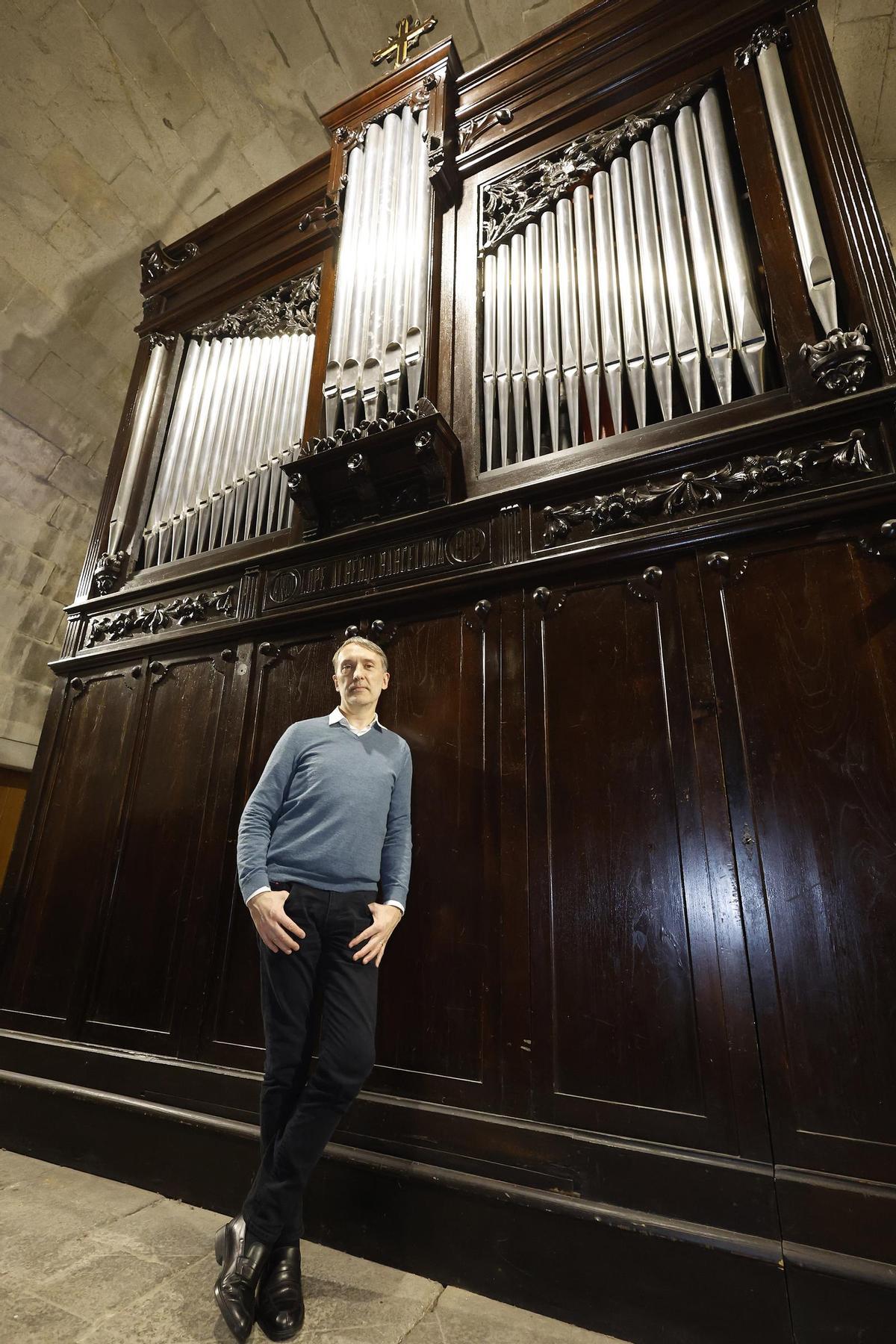 El músico titular de Notre Dame, Olivier Latry, ante el órgano de la Basílica de Santa María