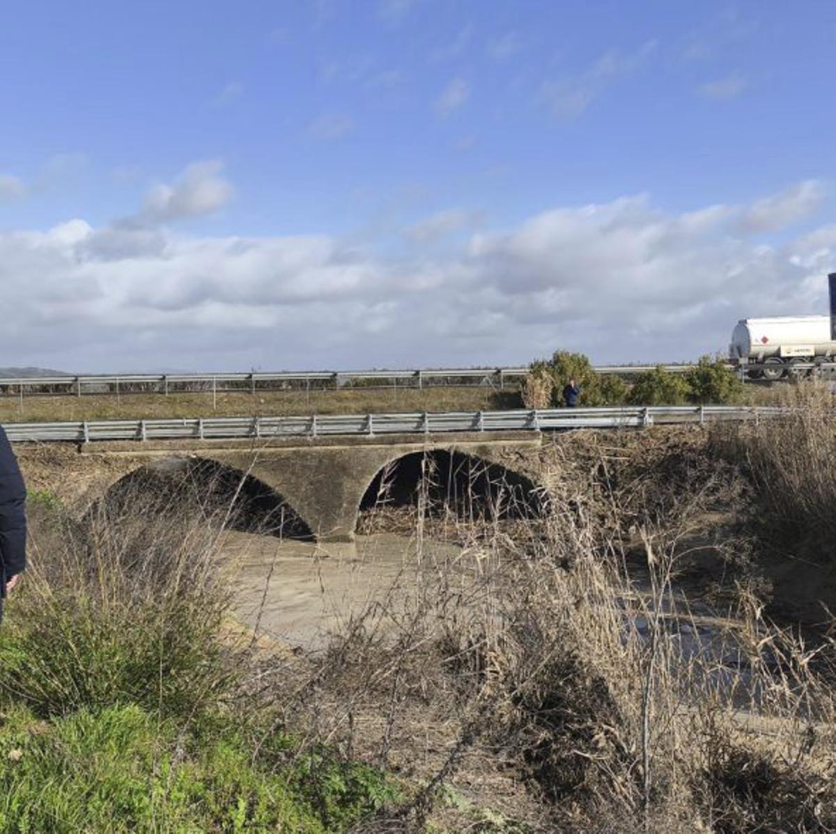 Paso de aguas sobre el Cañetejo.