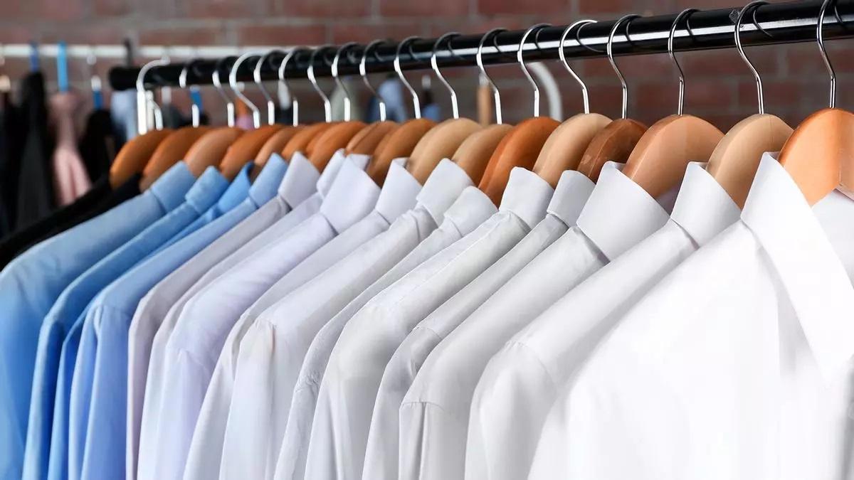 Secar camisas dentro de casa, la forma de colgarla para que no haya humedad en el interior