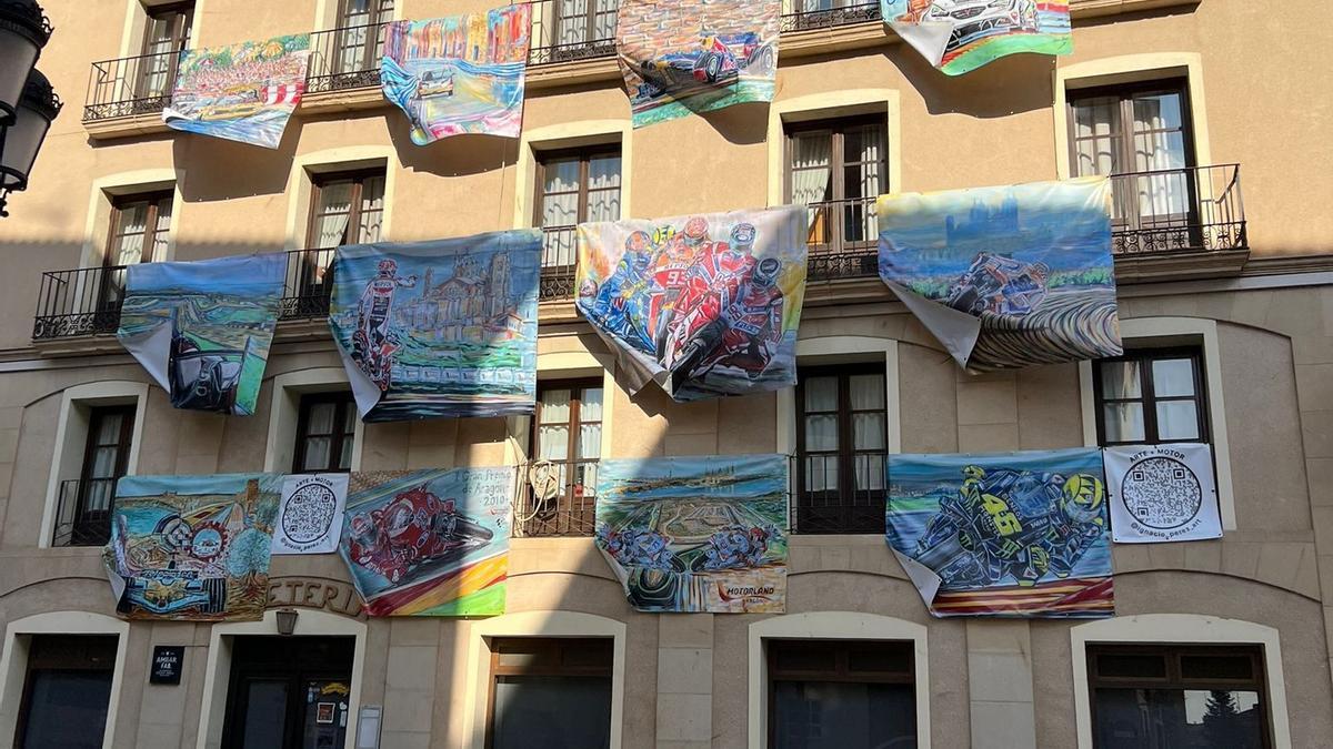 Una fachada de Alcañiz, decorada con imágenes de pilotos para el fin de semana.