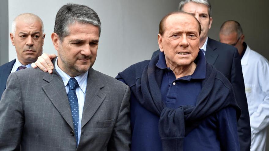 Silvio Berlusconi a su salida del hospital.