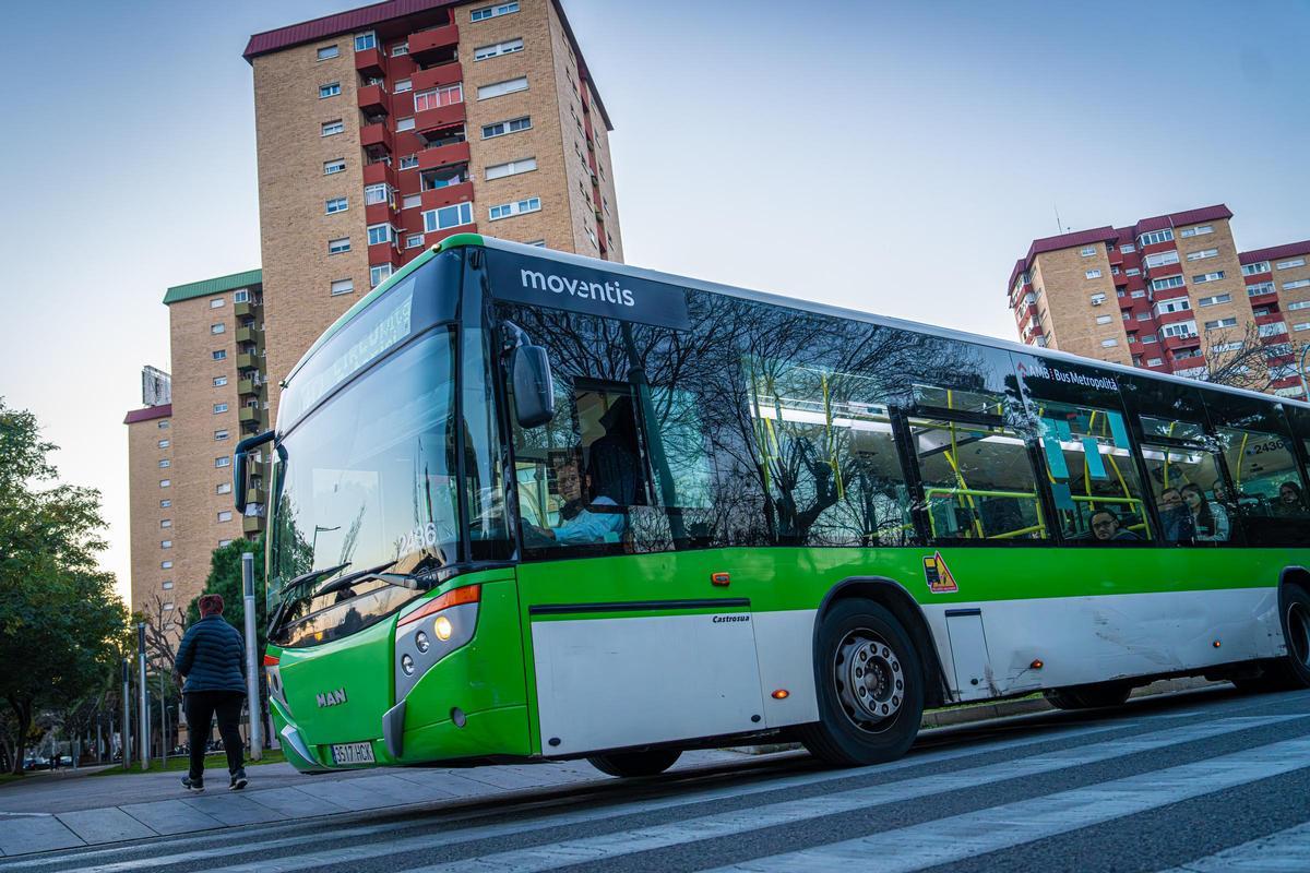 Un autobus urbano de LHospitalet de Llobregat, operado por Moventis.
