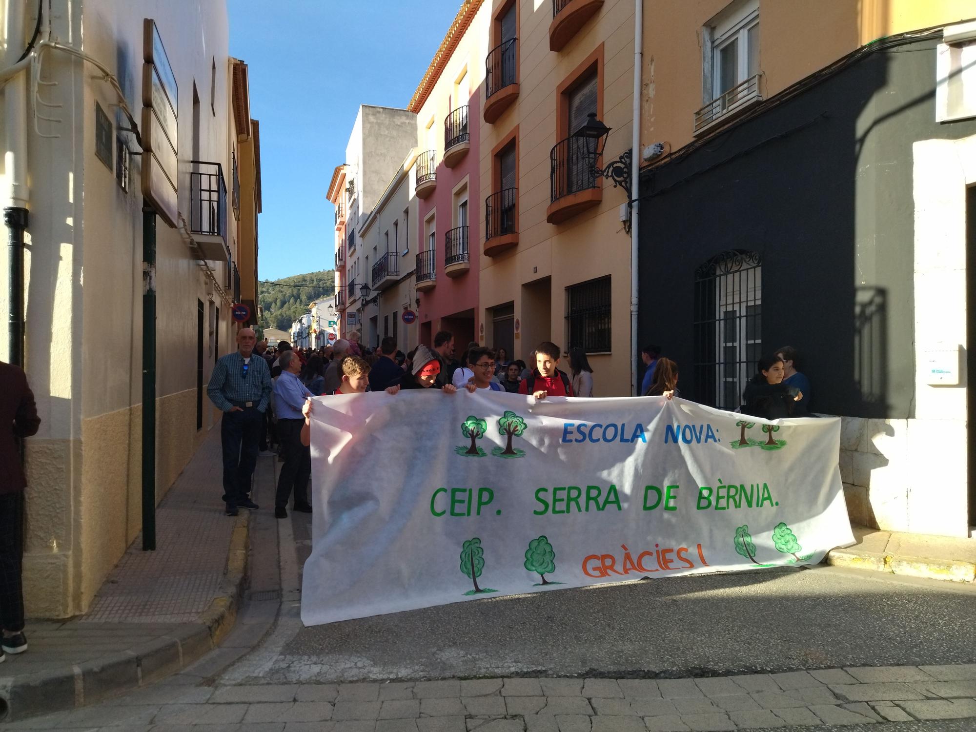 Los niños y niñas de Xaló estrenan el nuevo instituto-escuela Serra de Bèrnia entre aplausos