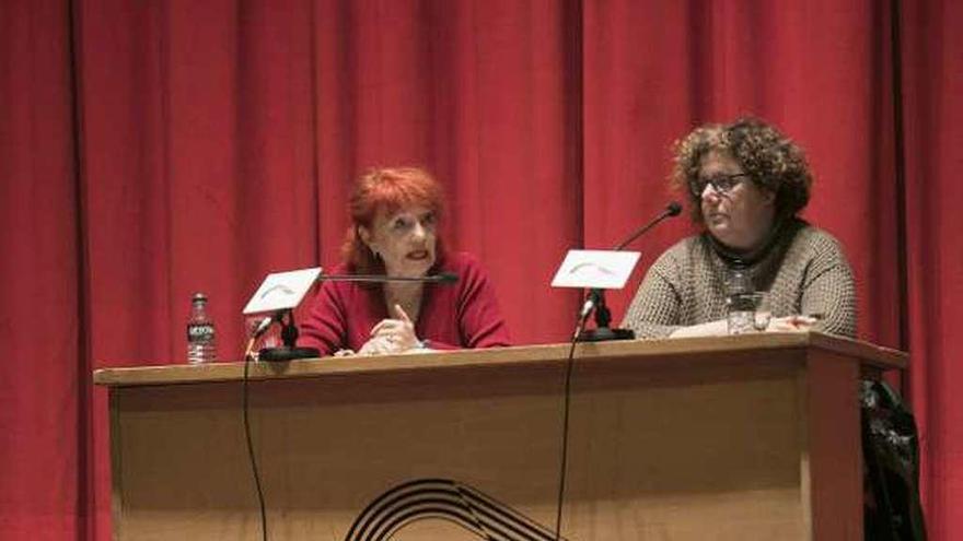 Julia Sevilla, junto a la periodista avilesina Yolanda de Luis, ayer, en la Casa de Cultura.