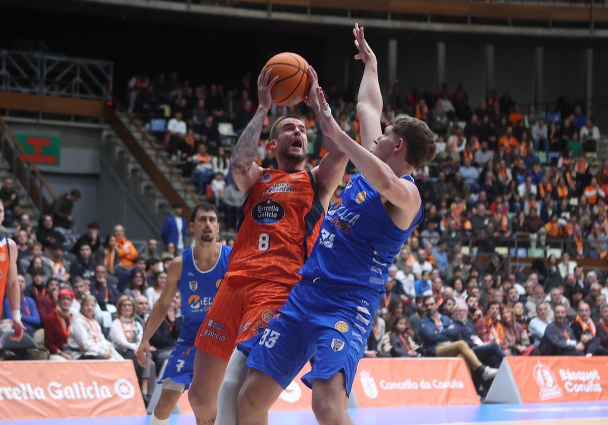 Radoncic intenta encestar entre dos jugadores del Melilla en el partido del Coliseum.