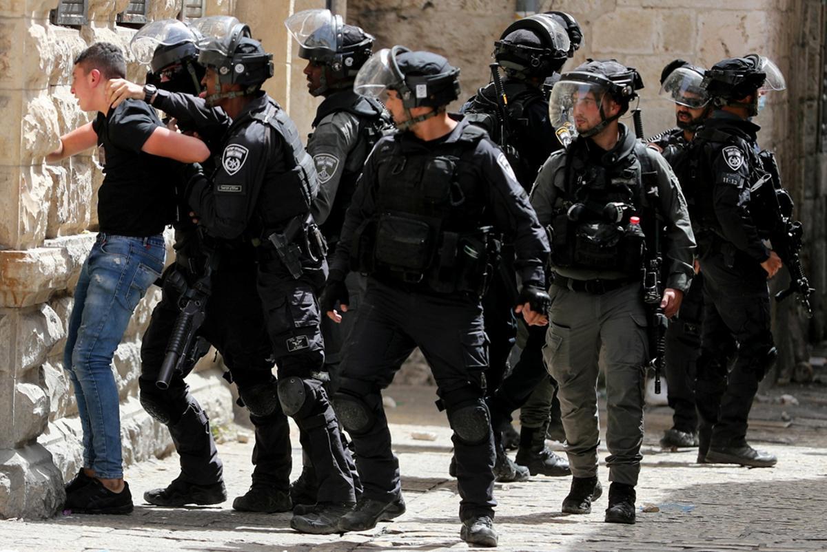 La policía israelí detiene a un palestino durante los enfrentamientos en el recinto que alberga la Mezquita Al-Aqsa