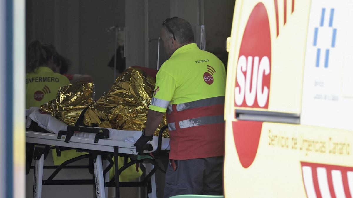 Uno de los fallecidos yace en una camilla del Servicio Canario de Urgencias en El Hierro.