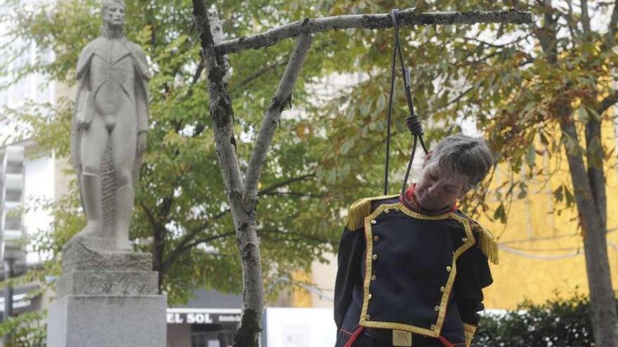 Representación de la ejecución del héroe liberal, ayer, en la plaza de España.