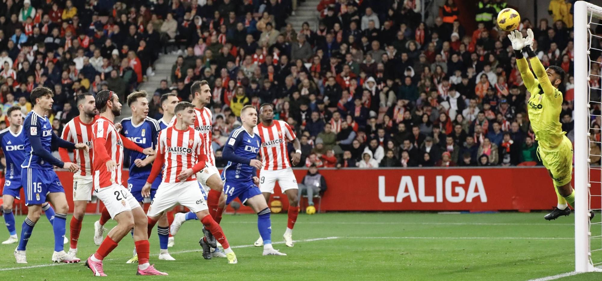 Real Sporting - Real Oviedo: el derbi en imágenes