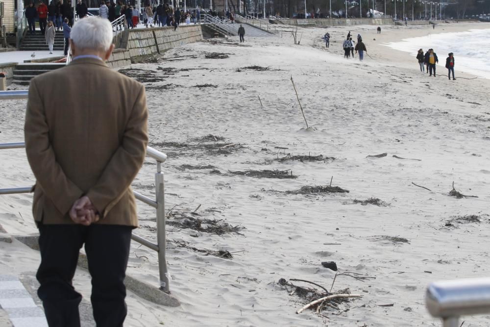 Grupos de personas paseando la mañana de Navidad por Samil.