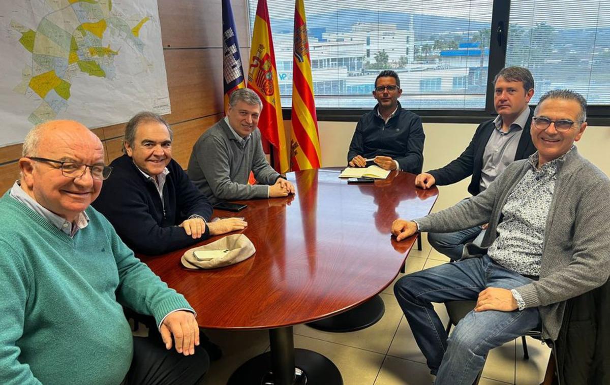 El alcalde reunido con los dirigentes del Club Náutico. | D. I.