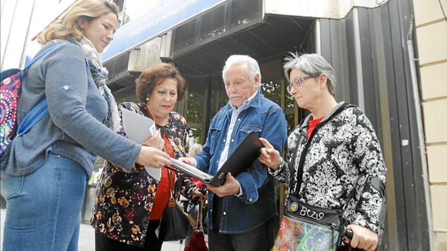 Protestan por la presunta estafa de un notario