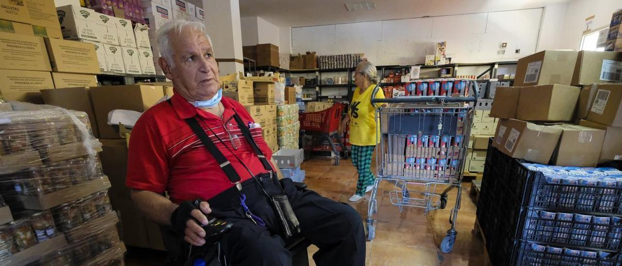 Basilio Hernández, presidente de la Asociación Guaxayra Aguax, que reparte alimentos entre vecinos de Jinámar.