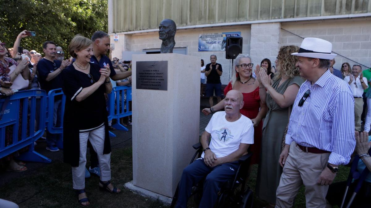 Descubrimiento del busto de Dacal, en el complejo deportivo de La Toba que lleva su nombre.