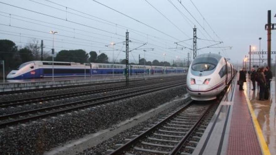 Un tren d&#039;alta velocitat de SNCF, a l&#039;estació Figueres-Vilafant