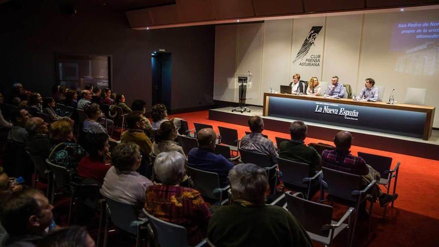 En la mesa, de izquierda a derecha, Rosa María Rodríguez, Esther Martínez, Feliciano Suárez y Florentino González.