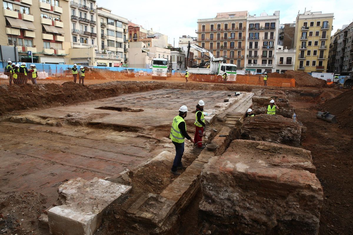 La excavación en el Mercat de lAbaceria deja al descubierto los primeros restos de la fábrica Puigmartí. Está previsto que la excavación arqueológica finalice a principios de abril