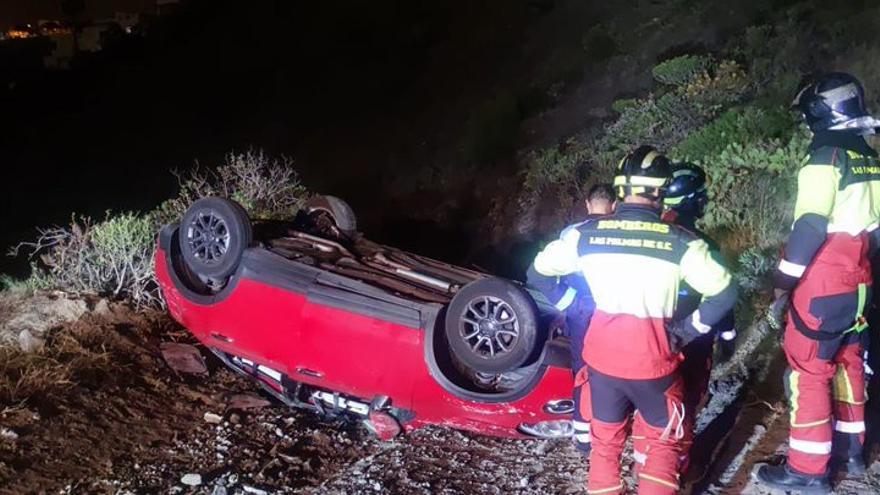 Tres Jóvenes Han Resultado Heridos De Diversa Consideración Tras La Precipitación De Un Vehículo Por Una Ladera En Las Palmas De Gran Canaria. Los Afectados Son Dos Chicas De 25 Años Y Un Chico De 23 Años