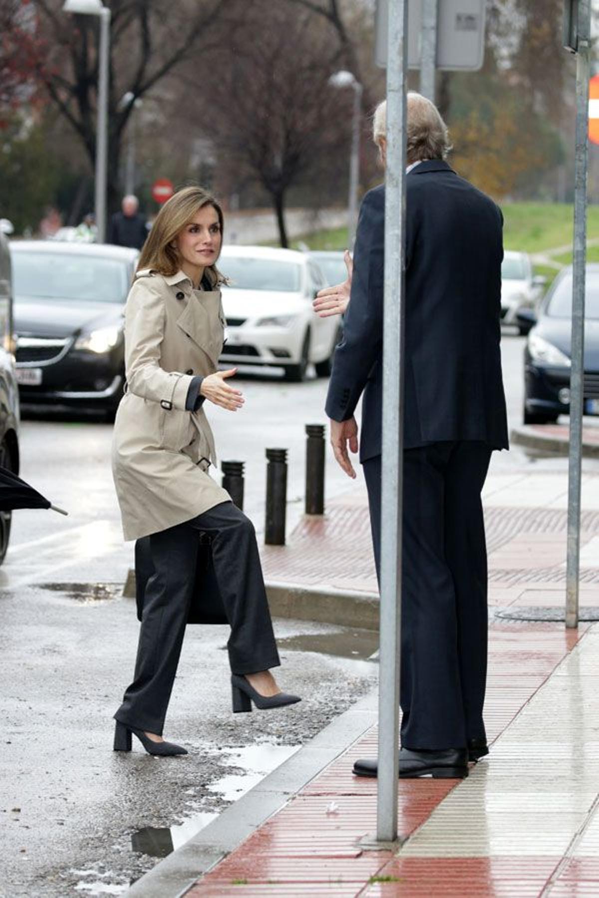 El look de Letizia Ortiz con trenca bajo la lluvia en Madrid