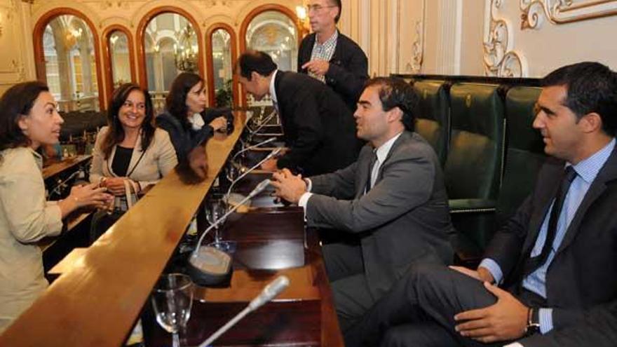 Alberto Pazos, sentado en el centro, junto a los alcaldes de Baiona, Nigrán y la edil viguesa Iglesias.// G.S.