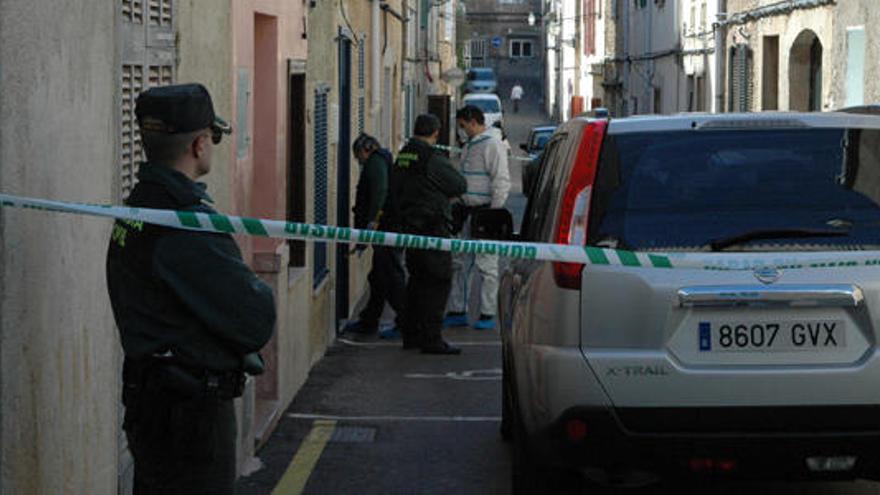 Agentes de la Guardia Civil recopilan pruebas, ayer, en el domicilio donde se cometió el crimen en Artà.