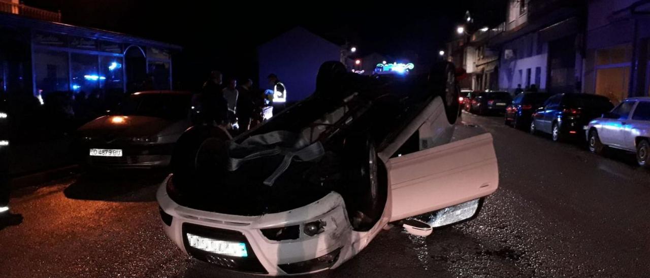 El vehículo que volcó en Trevías (Valdés). | SEPA