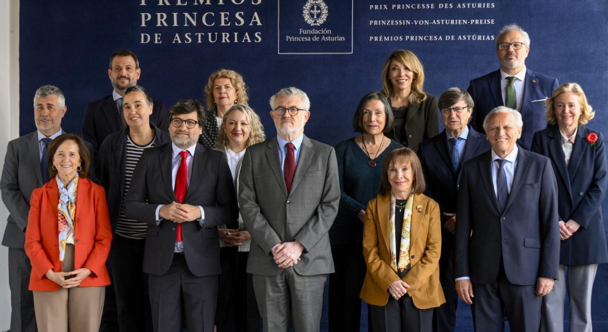 El jurado del Premio «Princesa de Asturias» de Comunicación y Humanidades 2026 en el hotel de la Reconquista, en Oviedo; por la izquierda, en la fila de delante, Ana Santos Aramburo, Óscar Loureda Lamas, Miguel Falomir, Diana Sorensen y Álex Grijelmo; en la segunda fila, Miguel Ángel Oliver, Cristina de Middel, Isabel Izquierdo Peraile, Alma Guillermoprieto, Miguel Ángel Liso Tejada y Catalina Luca de Tena, y detrás, Juan Fernández-Miranda, Begoña Lolo Herranz, Irene Cano y Enrique Pascual. | ELOY ALONSO