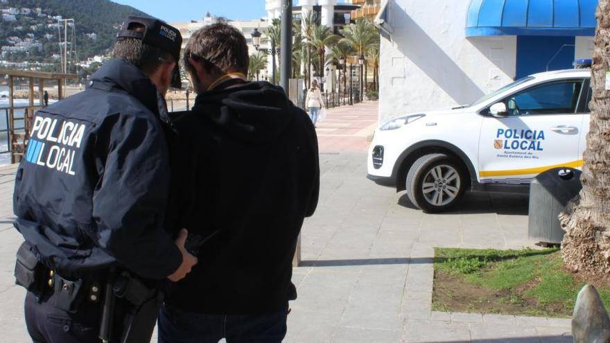 La Policía Local de Santa Eulària con el equipo de vigilancia de drones, imagen de archivo.