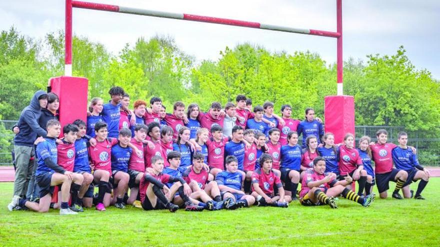 Los jugadores de Vigo
y Pontevedra posan juntos.
// Fernando Ganzarain