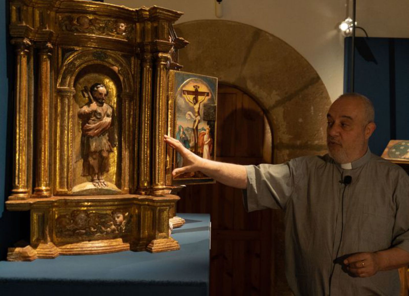 El comisario de la exposición muestra un sagrario de Muga de Alba (siglo XVI)