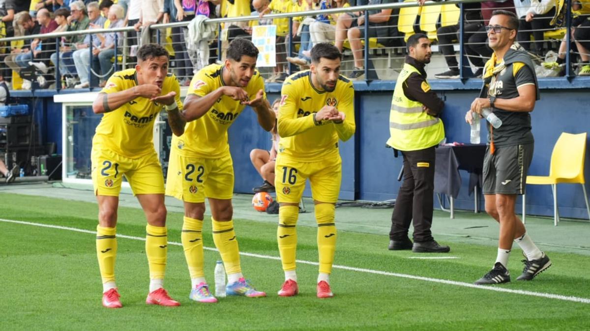 Yeremy Pino, Ayoze Pérez y Álex Baena celebran un gol.