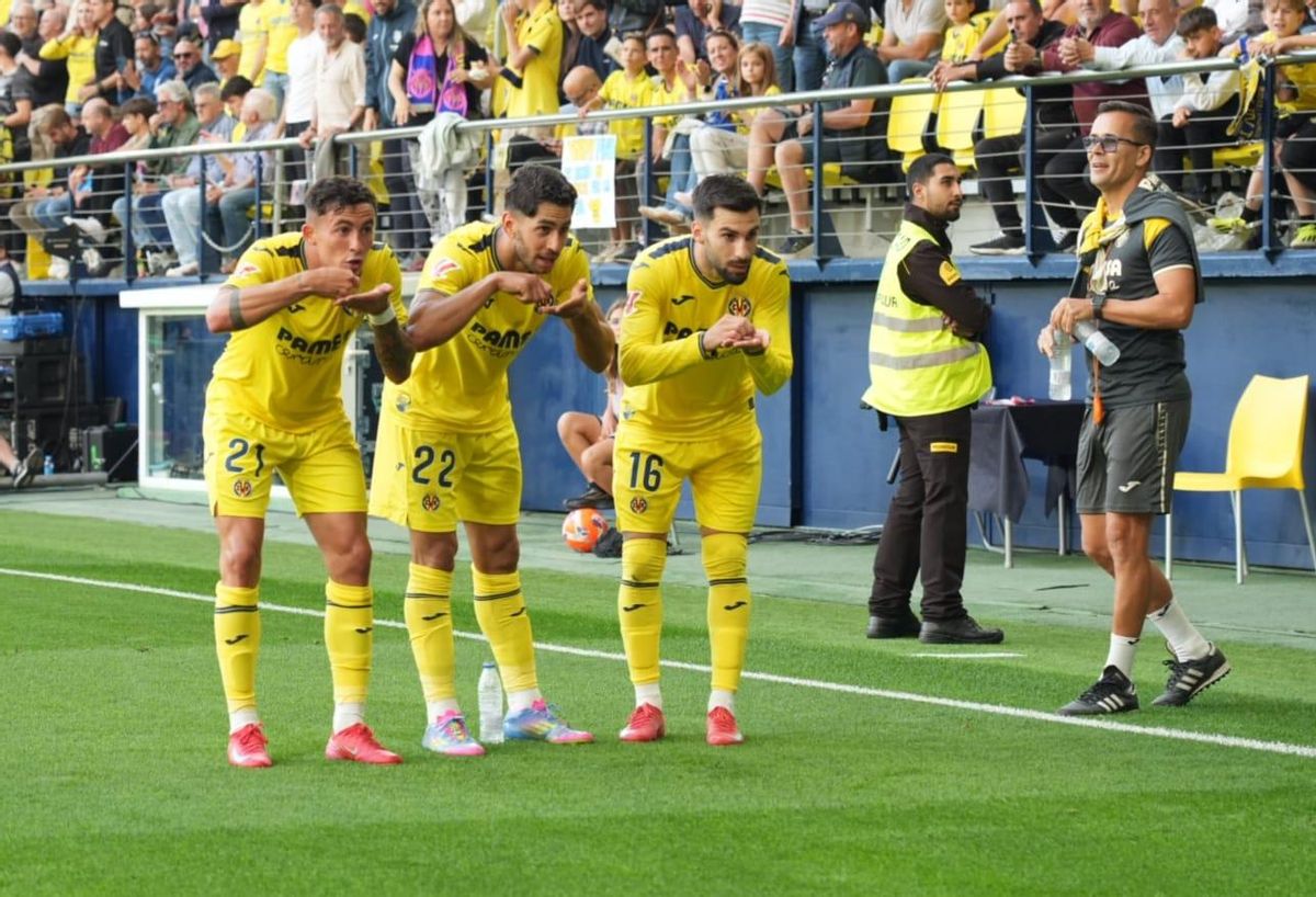 Yeremy Pino, Ayoze Pérez y Álex Baena celebran un gol.