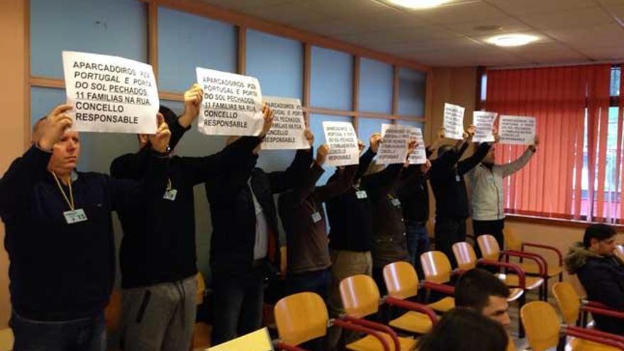 Los trabajadores se presentaron en el pleno con pancartas una solución // FdV