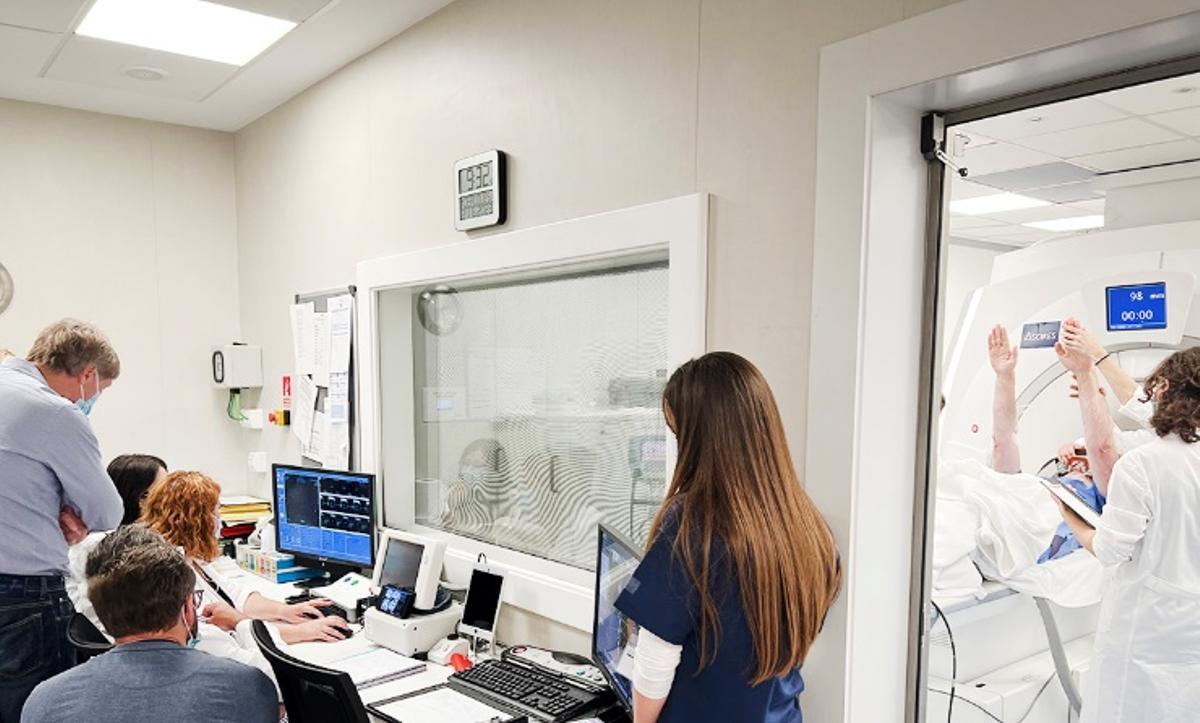 Neurocirujanos alemanes durante la observación de un tratamiento Neuro-HIFU en Ascires Universitats (Valencia).