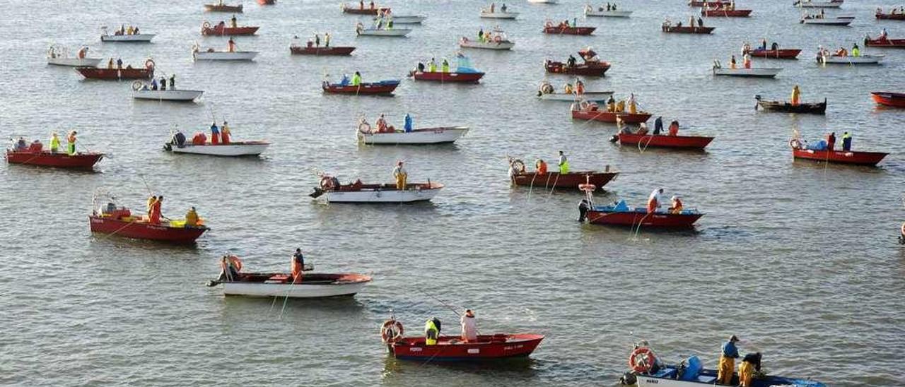 Embarcaciones de marisqueo en O Bohído. // Iñaki Abella