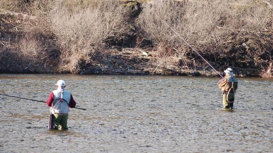 Dos pescadores en el río Tera