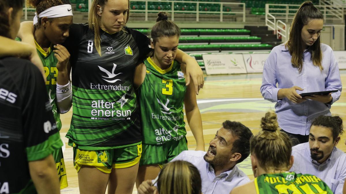 Jesús Sánchez da instrucciones a sus jugadoras durante un tiempo muerto.