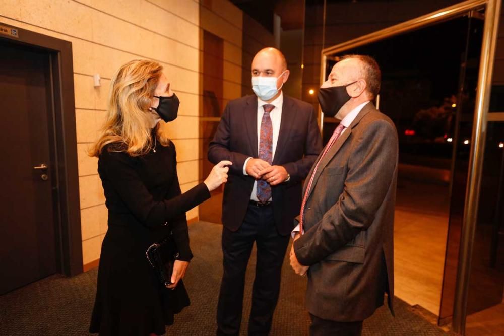 La alcaldesa de Santa Eulària, Carmen Ferrer, con el presidente del Consell de Eivissa, Vicent Marí y Joan Serra, subdirector general de Contenidos de Prensa Ibérica para Cataluña y Balears.