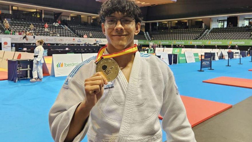 Anderson Cotón, con la medalla que dedicó a Mónica Marcos. | | LOC