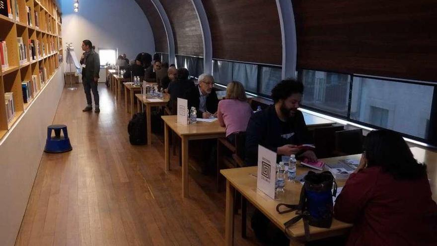 Profesionales en las reuniones individuales realizadas en la biblioteca del Etnográfico.