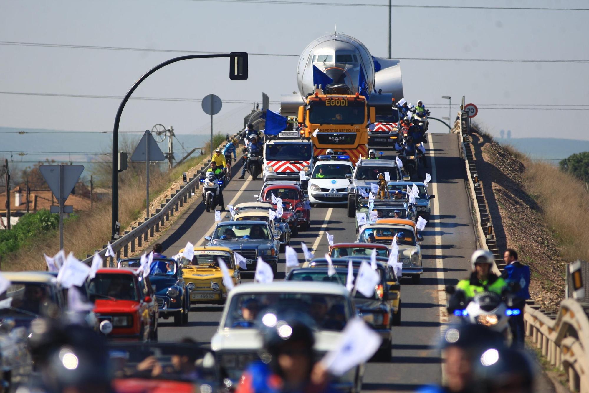 Así fue el multitudinario traslado del avión de Miraflores por el centro de Córdoba