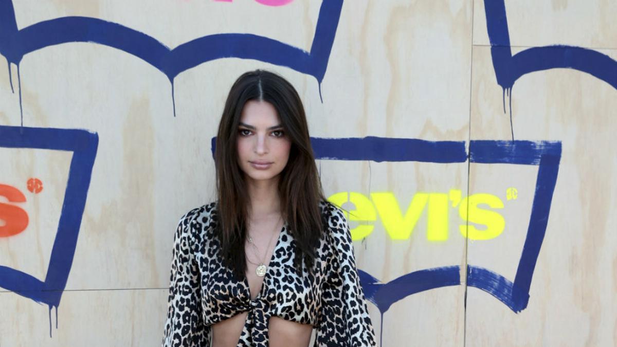 Emily Ratajkowski en la fiesta Levi's celebrada en Coachella