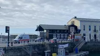 Amplio dispositivo de emergencias en el Puerto Deportivo de Gijón para rescatar a una mujer