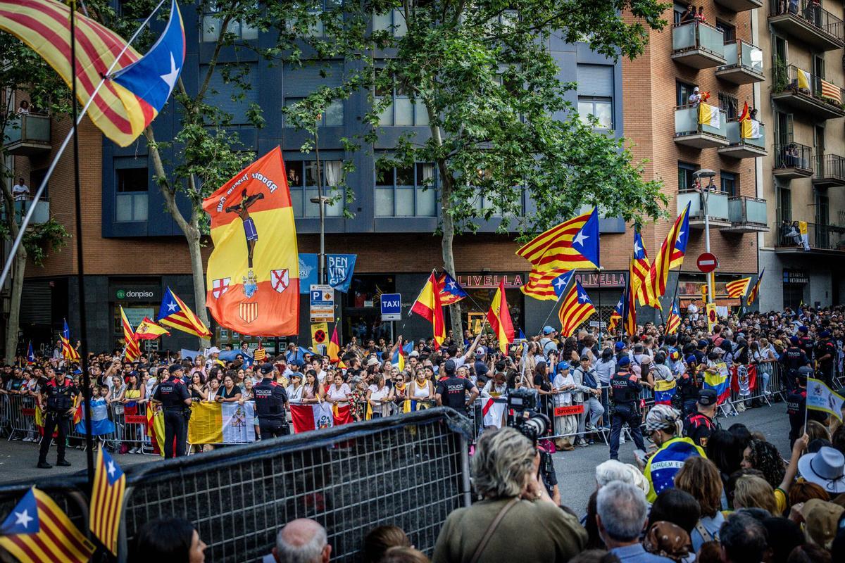 León XIV recorre el Eixample en papamóvil