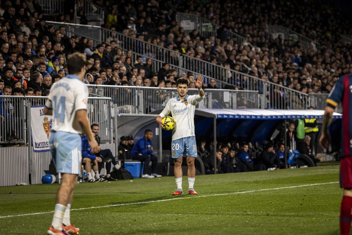 Aguirregabiria se dispone a sacar de banda durante el partido ante el Huesca.